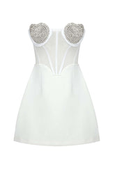 TRÄGERLOSES MINIKLEID MIT HERZMUSTER IN WEISS